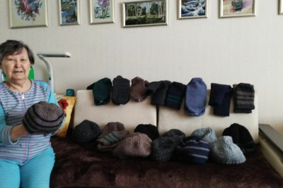 В Якутии 86-летняя бабушка связала теплые вещи для участников СВО / ЯСИА   Республика Саха (Якутия)
