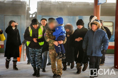 На железнодорожном вокзале в Нижнем Бестяхе встретили бойцов, вернувшихся из зоны СВО / Иванова Светлана   