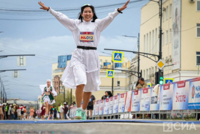 Сотни якутян в национальной одежде пробежали на марафоне Олонхо / Дьулустаан Сергеев Якутск Якутск Республика Саха (Якутия)