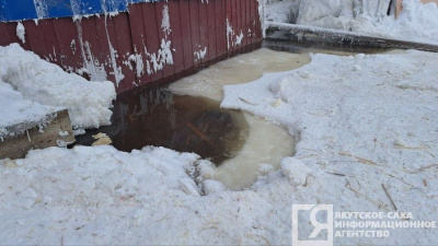 В Якутске несколько дней топит деревянный жилой дом / Анна Лебединская Якутск Якутск Республика Саха (Якутия)