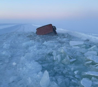 Провалившийся под лед самосвал вез уголь в село Усть-Алданского района Якутии / ЯСИА   