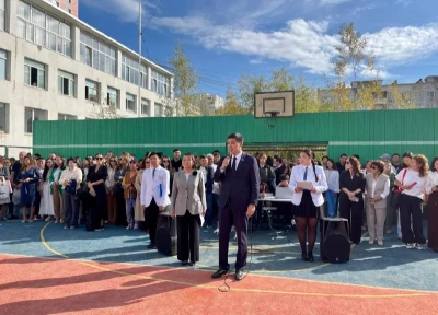 Вице-премьер Якутии поздравил учеников Физико-технического лицея с Днём знаний / ЯСИА   