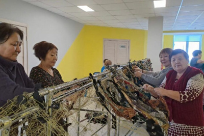 Медики Усть-Алданской больницы участвовали в сборе посылок для военнослужащих / ЯСИА  Усть-Алданский 