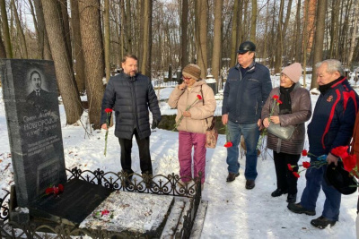 В Санкт-Петербурге возложили цветы к могиле лингвиста Семёна Новгородова / Мария Архипова   