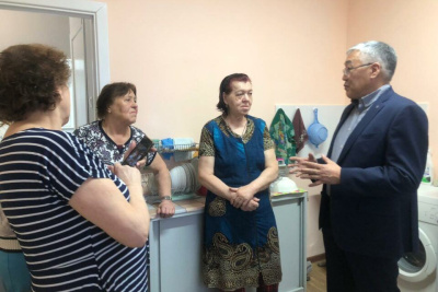 Пункт временного размещения граждан из ДНР и ЛНР посетил председатель Госкомобеспечения Якутии / ЯСИА   