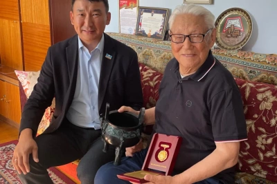 Сергей Местников поздравил ветерана Великой Отечественной войны Кирилла Павлова / ЯСИА   