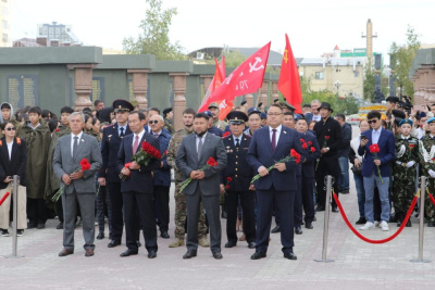 Депутаты Якутской городской Думы почтили память павших во Второй мировой войне / ЯСИА   