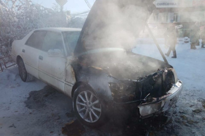 На улице Якутска снова загорелся автомобиль / Анастасия Филиппова Якутск Якутск Республика Саха (Якутия)