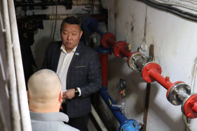 Вячеслав Емельянов проверил капремонт домов в Якутске / Дьулустаан Сергеев Якутск Якутск Республика Саха (Якутия)