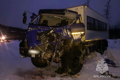 Два человека пострадали при столкновении большегрузов в Ленском районе / ЯСИА   