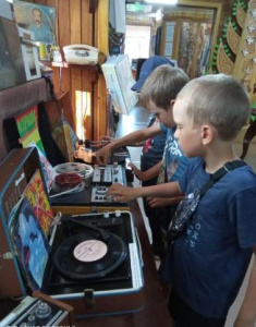 История одного экспоната: советская музыкальная техника - электрофон, магнитофон, радиоприемники /    