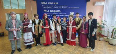 Мирнинская Ассамблея народов передала национальные костюмы «Самому дружному интернациональному колледжу» /    
