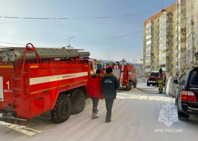 В девятиэтажном доме в Якутске загорелась квартира / Анна Лебединская Якутск Якутск Республика Саха (Якутия)