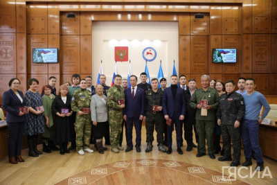 Государственные награды РФ вручил глава Якутии участникам СВО / ЯСИА   