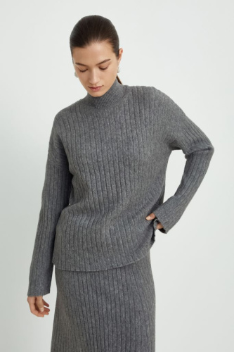 Джемпер свободного силуэта с воротником-стойкой