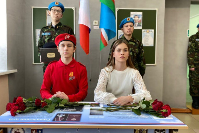 В Табагинской школе открыли «Парту Героя» имени бойца ОМОН «Бизон» Росгвардии Александра Гундарева / ЯСИА   