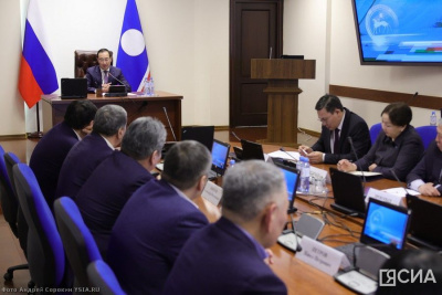 Айсен Николаев обсудил меры соцподдержки населения с представителями парламентских фракций Якутии / ЯСИА   