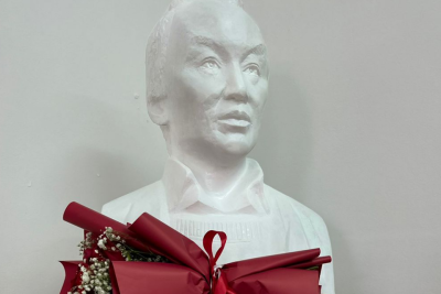 Бюст народного художника Афанасия Осипова установили в школе Горного района Якутии / ЯСИА   