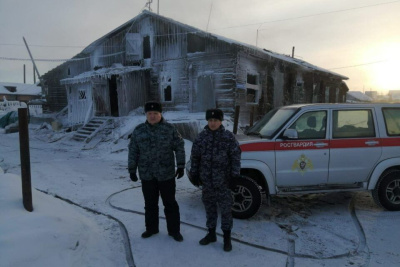 В Среднеколымске наряд Росгвардии спас семью с ребенком из горящего дома / ЯСИА   