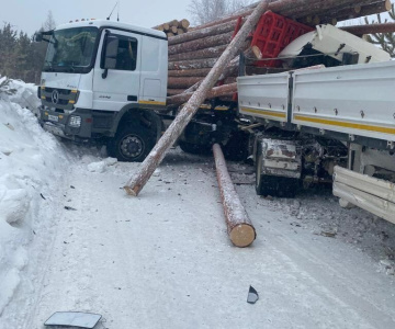 Водитель грузовика погиб в результате ДТП в Ленском районе / ЯСИА   
