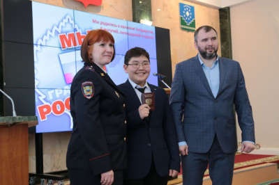 16 школьников Мирного получили свои первые паспорта /    