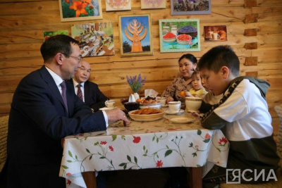 «Нужна ежедневная забота»: Айсен Николаев — о встречах с семьями участников спецоперации / Мария Архипова   