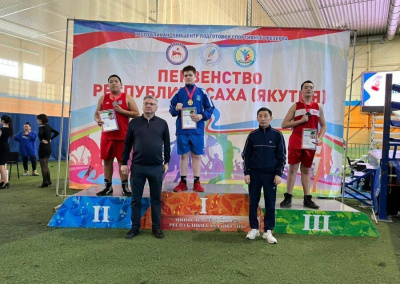 Благодаря руководству ЯРО ЛДПР Усть-Майскому району выделен боксерский ринг / ЯСИА  Усть-Майский Республика Саха (Якутия)