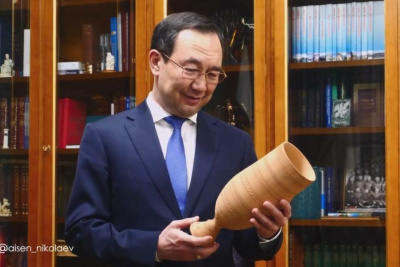 Глава Якутии подарил на 8 марта жене и дочерям сделанные своими руками чороны / ЯСИА   