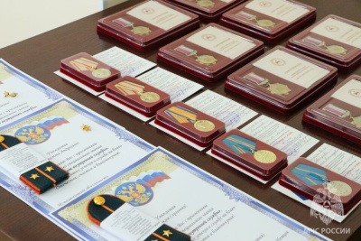 В Якутии сотрудницам МЧС России в Международный женский день вручили государственные награды / ЯСИА Якутск Якутск Республика Саха (Якутия)