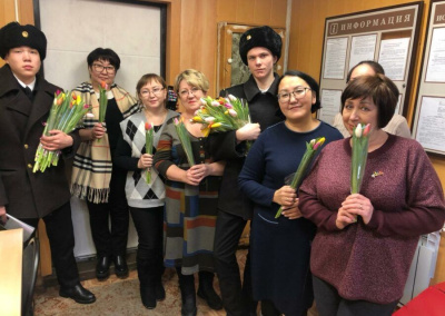 Руководители ПАО «ЛОРП» поздравили женщин Амгинского и Усть-Майского районов / ЯСИА  Усть-Майский Республика Саха (Якутия)