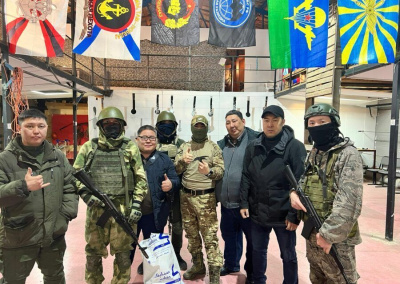 60 комплектов штурмовых крюков передали военнослужащим из Якутии / ЯСИА   