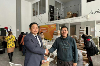 Порядка тысячи окопных свечей изготовили для участников СВО сотрудники Госстройжилнадзора Якутии / ЯСИА   