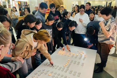 В Якутии в день рождения Алексея Кулаковского зажгли памятные свечи / Мария Архипова   Республика Саха (Якутия)