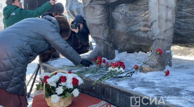 Цветы к памятнику Алексею Кулаковскому возложили в Якутске / ЯСИА Якутск Якутск Республика Саха (Якутия)