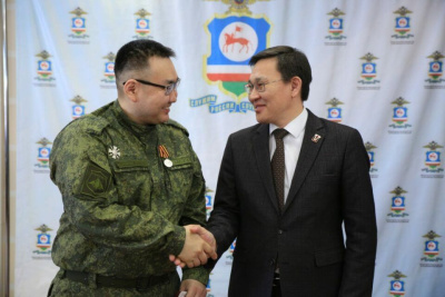 Участника СВО Максима Иванова наградили медалью ЛНР «За отвагу» / ЯСИА   