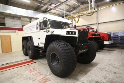 Глава Якутии передал снегоболотоход Колымскому поисково-спасательному отряду / ЯСИА   