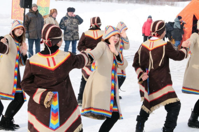 На лед водохранилища вышли охотники /  Чернышевский Мирнинский Республика Саха (Якутия)