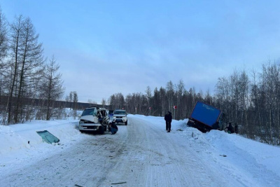 Женщина и ребенок пострадали при столкновении микроавтобуса с грузовиком в Якутии / ЯСИА   Республика Саха (Якутия)