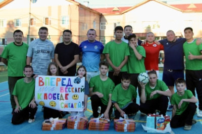 Сотрудники СУ СК России по Республике Саха (Якутия)  провели товарищеский матч по футболу с воспитанниками подшефной школы /    