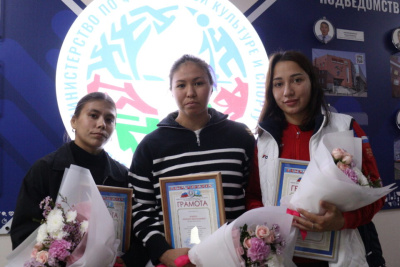В Якутске поздравили победительниц первенства России по женской борьбе / Дьулустаан Сергеев   