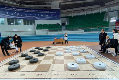 В Якутске провели массовый сеанс игры в русские шашки / ЯСИА Якутск Якутск Республика Саха (Якутия)