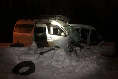 Один человек погиб, 14 пострадали в ДТП в Сунтарском районе Якутии / ЯСИА   