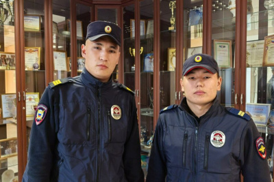 Курсанты МВД по Якутии спасли пожилую семью на пожаре / ЯСИА   