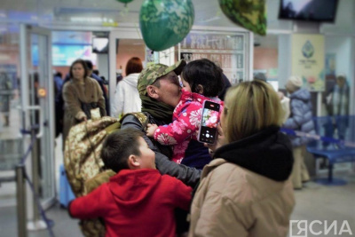 Иван Луцкан в аэропорту Якутска встретил военнослужащих, прибывших из зоны СВО / Саина Титова Якутск Якутск Республика Саха (Якутия)