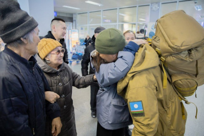 Народный депутат Алена Атласова встретила бойца, вернувшегося из зоны проведения СВО / ЯСИА   