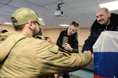 Мирный встречает бойцов-отпускников /    