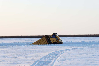 Фотофакт: самосвал провалился под лед в Нижнеколымском районе / Иванова Светлана   
