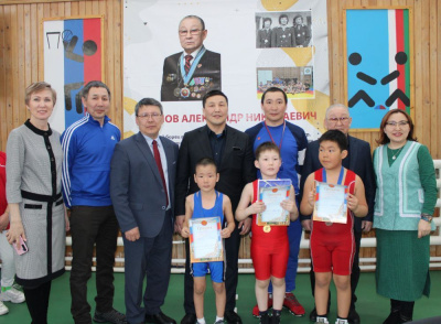 Стадион в Тас-Юряхе отныне носит имя олимпийского призера Александра Иванова /    