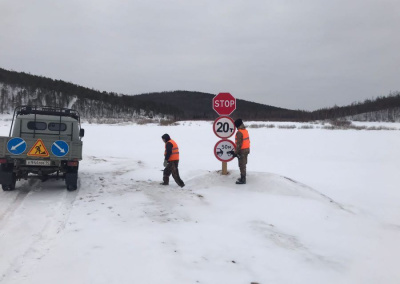 В Амгинском улусе снизили грузоподъемность на ледовой переправе / ЯСИА   
