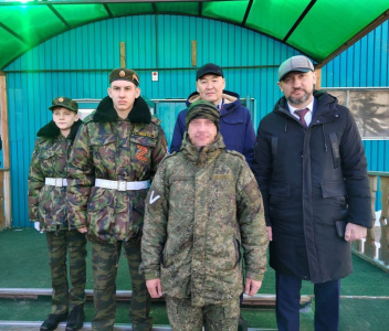 Еще один боец прибыл в отпуск /    